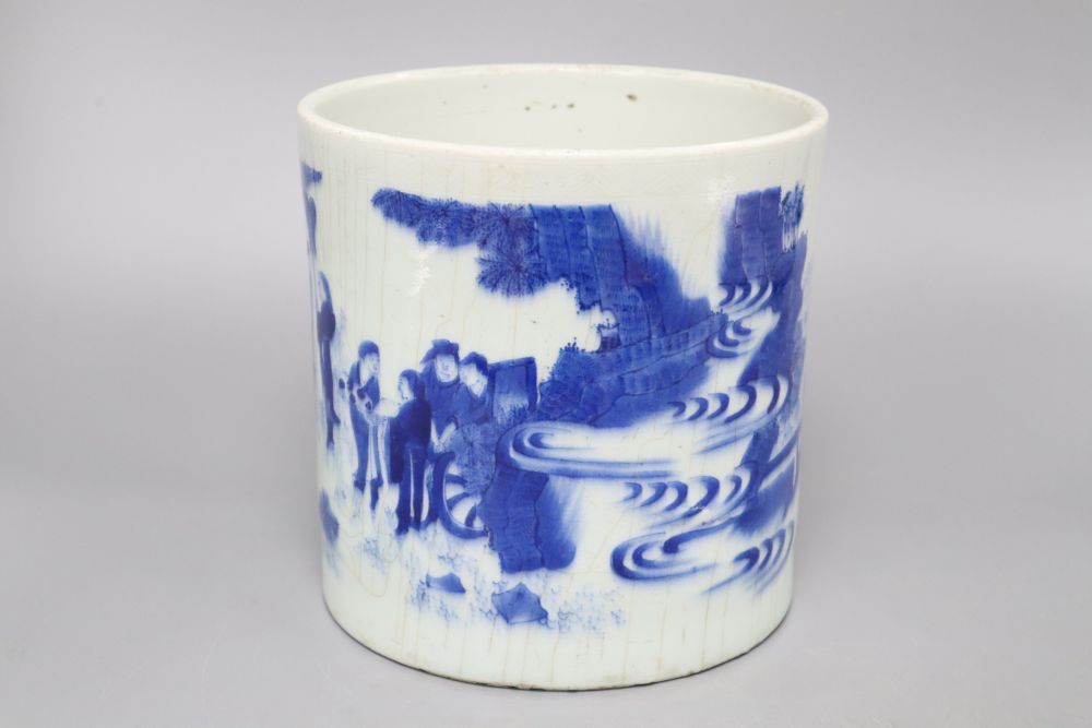 A Chinese blue and white brushpot, height 18cm